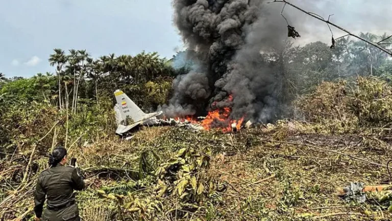 Al menos 34 muertos tras estrellarse un avión de la Fuerza Aérea Colombiana con 125 personas a bordo en el sur del país