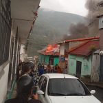 Cuerpo de Bomberos y comunidad sofocan incendio en la Carrera Cuarta de Tovar