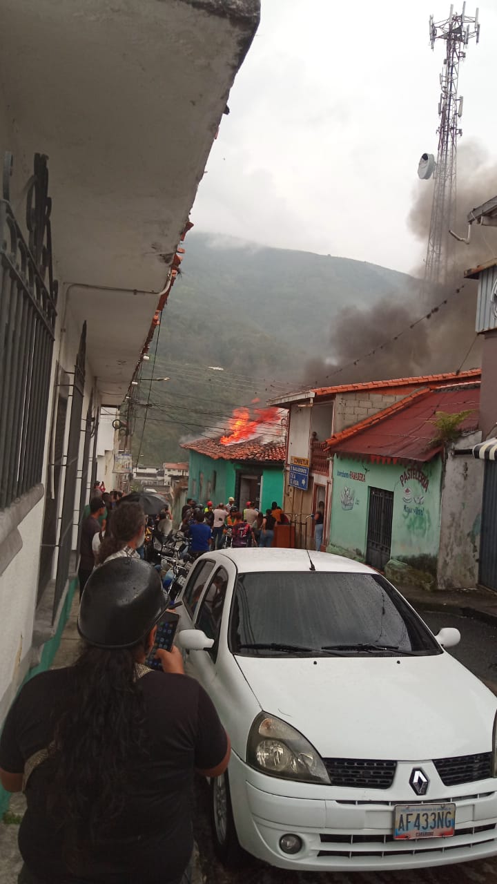 Cuerpo de Bomberos y comunidad sofocan incendio en la Carrera Cuarta de Tovar