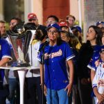 Presidenta (E) junto al pueblo reciben la Copa del Clásico Mundial de Béisbol 2026
