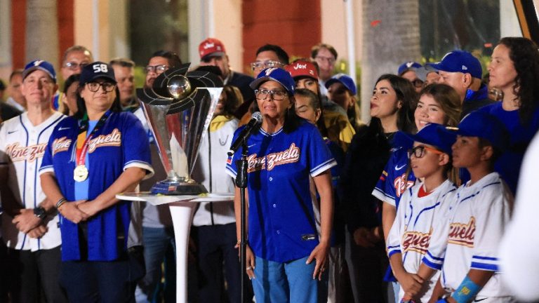 Presidenta (E) junto al pueblo reciben la Copa del Clásico Mundial de Béisbol 2026