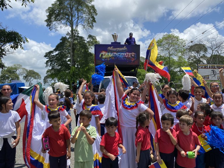 Zea se desbordó de júbilo al recibir el Trofeo del Clásico Mundial de Béisbol