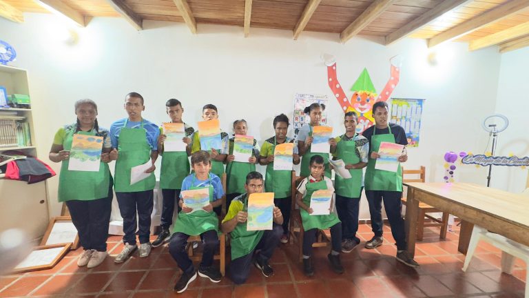 El arte como motor de inclusión: Culmina con éxito taller de Dibujo y Acuarela en el C.D.H. «Mis Hijos» en Zea